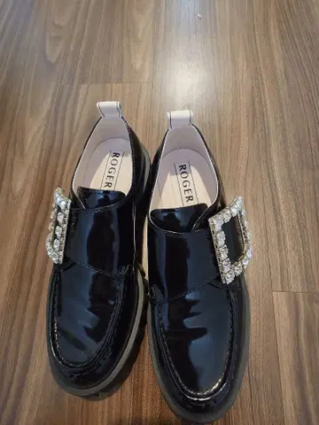 로저 비비에 크리스탈 버클 로퍼