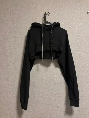 UN3D. 숏 기장 후드티 블랙