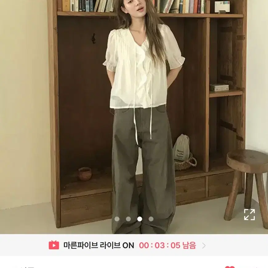 에이블리 베라 러플 핀턱 블라우스 블랙색상입니다