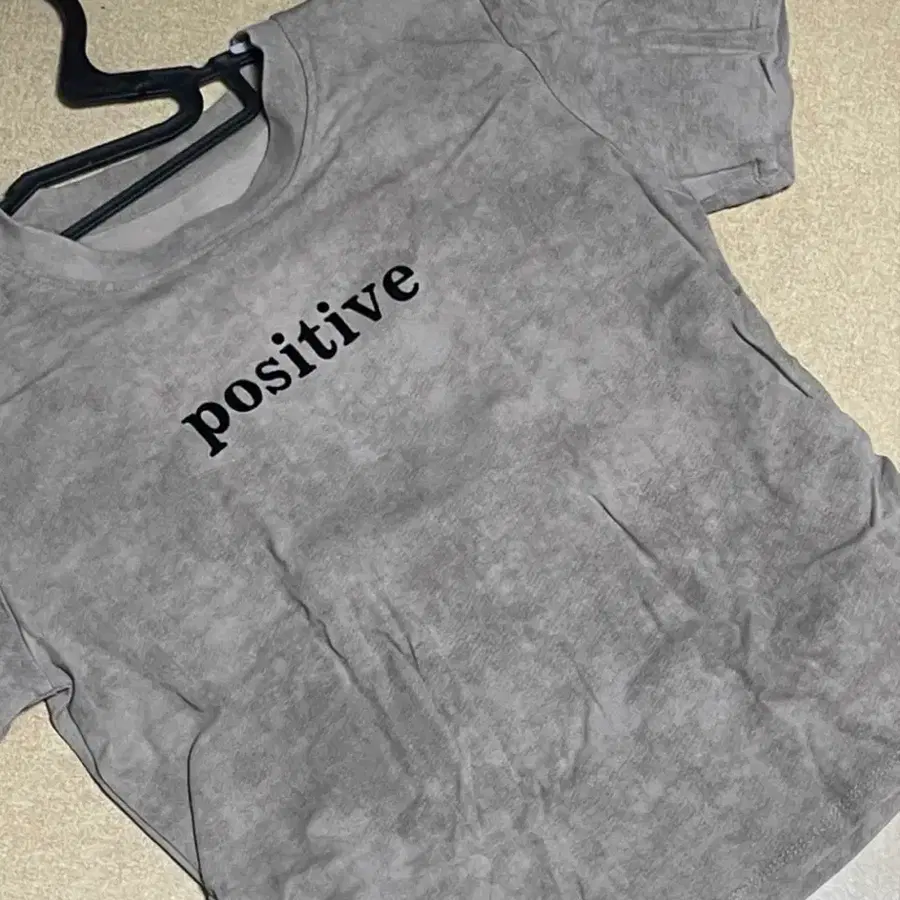 워싱 브라운 "positive" 반팔 티셔츠