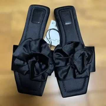 H&M 새틴 플라워 플랫 샌들 블랙
