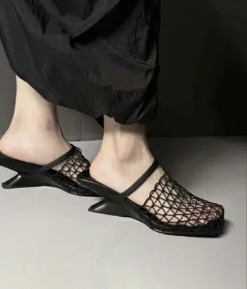 AMELY 메쉬 스퀘어토 샌들