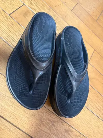 OOFOS OOmega 통굽 비치 샌들 블랙