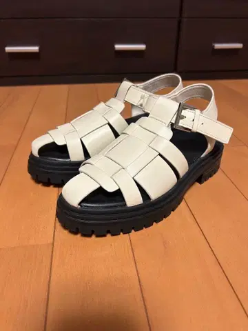 미사용 새상품 FRAY I.D 구르카 샌들 22.5cm