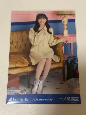 노기자카46 14주년 브로마이드 이치노세 미쿠 앉은 모습