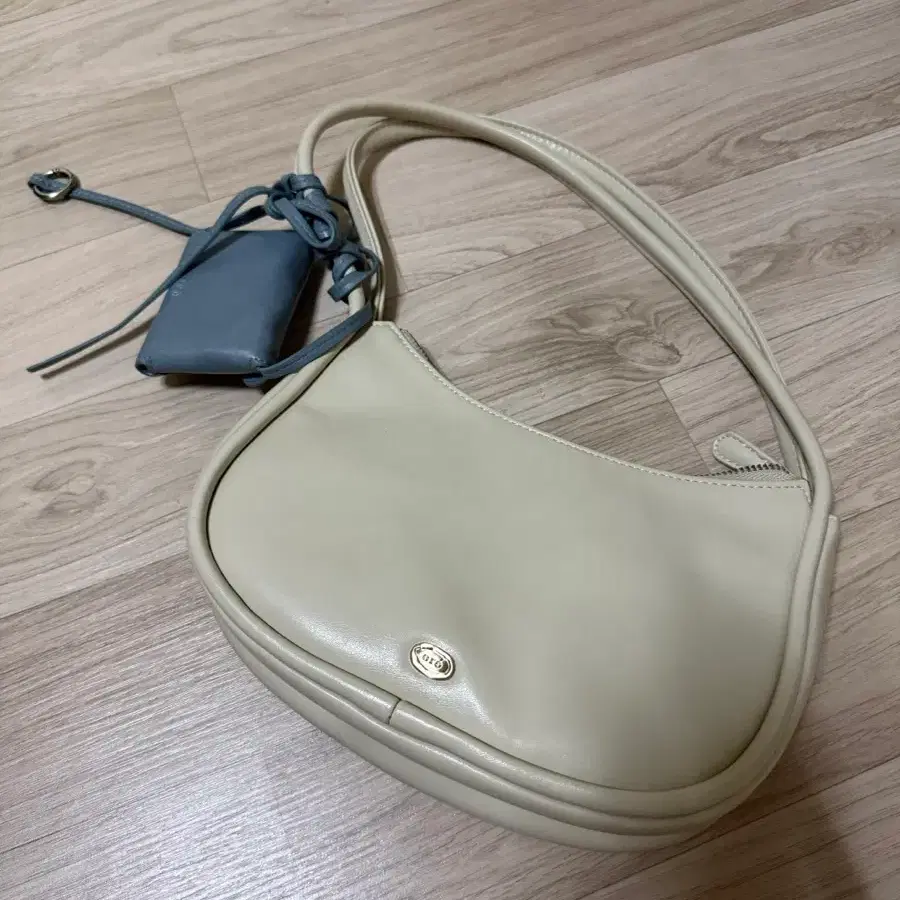 오로 숄더백 화이트