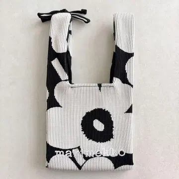 [ 컨디션 최상 ] marimekko 우니코 니트 백 블랙 x 화이트
