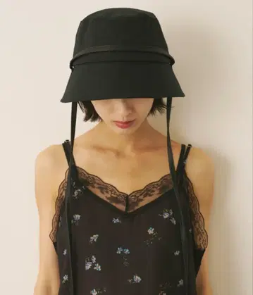 스트랩 포함 버킷햇 블랙