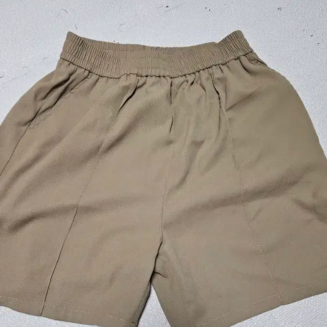 베이지색 밴딩 반바지