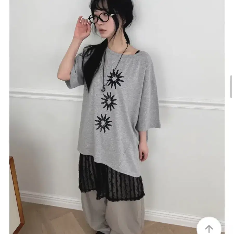 에이블리 원오프숄더 티셔츠 그레이 팝니다