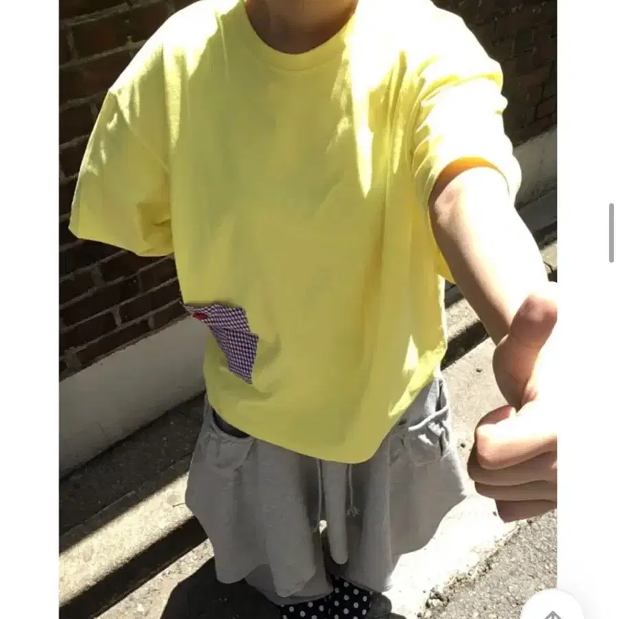 에이블리 포켓 오버핏 반팔티셔츠 옐로우 팝니다