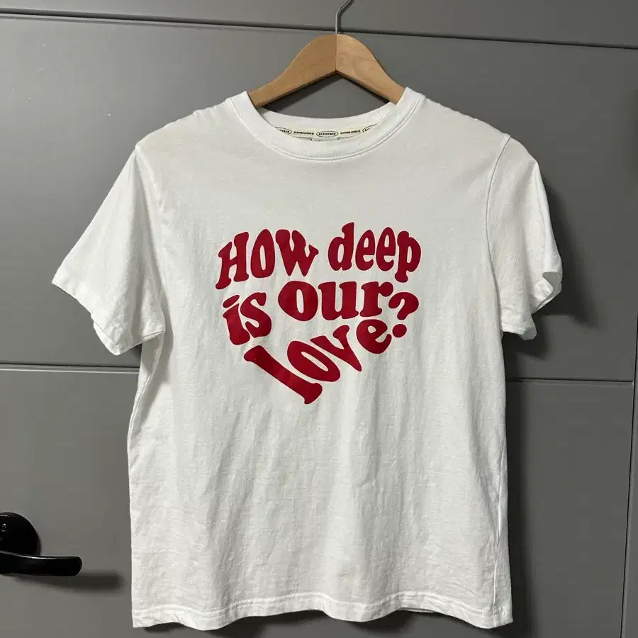 러브이즈트루 화이트 반팔 티셔츠 How deep is our love?