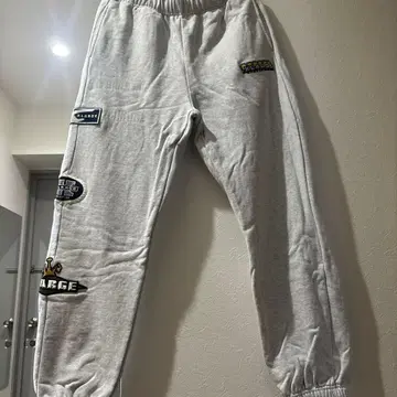 XLARGE 스웨트 팬츠 그레이 자수 패치