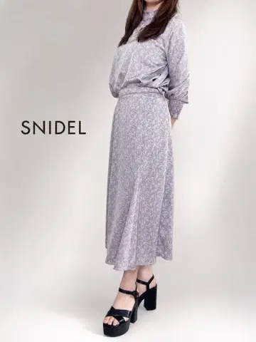 SNIDEL 스나이델 새상품급 꽃무늬 셋업 하이넥 라벤더