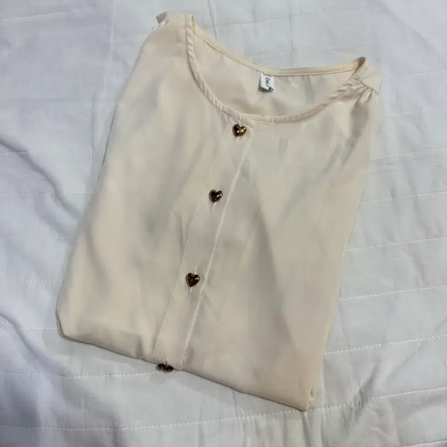 하트 단추 블라우스