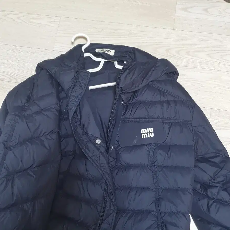 미우미우 경량패딩