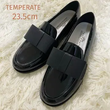 새상품급 TEMPERATE 23.5cm 에나멜 리본 로퍼 펌프스