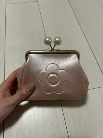 MARY QUANT 엠보싱 데이지 펄 가마구치 파우치 (펄 핑크)