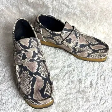 새상품급 클락스 왈라비 로퍼 그레이 스네이크 Lee 26cm