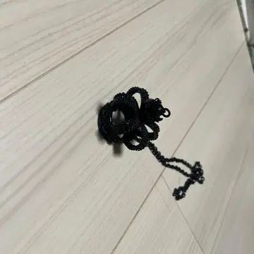 크라운 모티브 블랙 목걸이