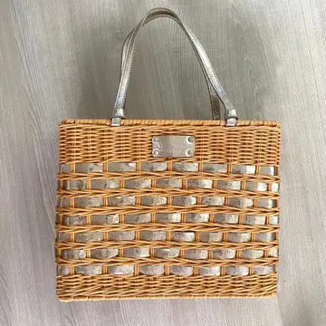 [ Kate Spade ] 케이트 스페이드 바스켓백 실버 메탈릭 복조리