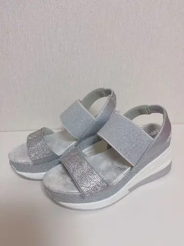 MUUM 통굽 큐빅 반짝이 벨트 샌들 실버 M
