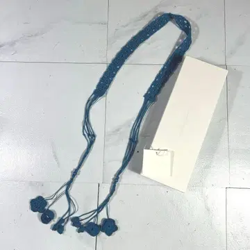 Mame Kurogouchi 파란색 꽃 모티브 초커 목걸이