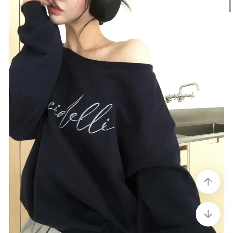 교신o) 에이블리 칼리 오프 숄더 레터링 맨투맨 네이비