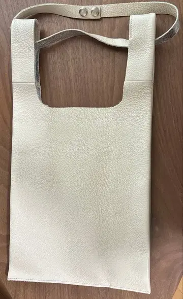 이탈리아제 백 화이트와 실버 천연 가죽 심플