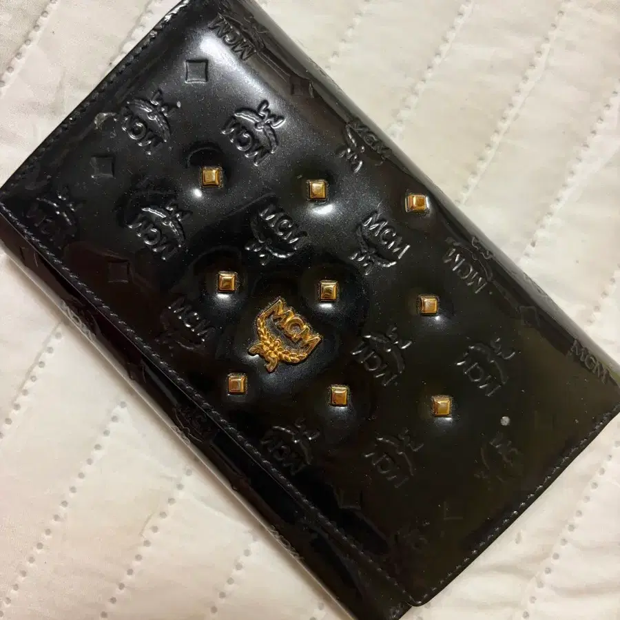 MCM금장 로고 블랙 페이던트 비세토스 중지갑