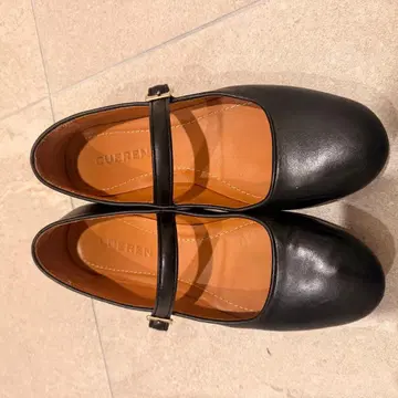 CUEREN 스트랩 플랫슈즈 블랙