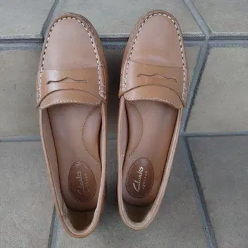 Clarks Artisan 페니 로퍼 베이지