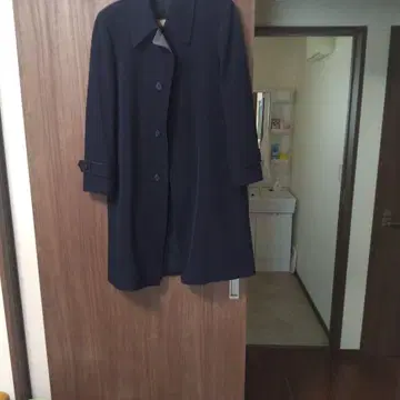 네이비 롱 코트 안감 체크 무늬 안주머니 2곳