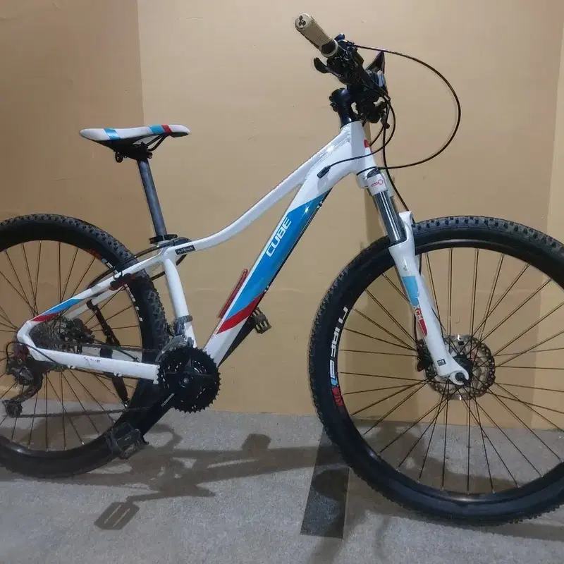 큐브여성용MTB자전거27.5인치,27.5인치MTB자전거,중학생자전거,성인자전거,,고등학생자전거,매력적인색상의큐브MTB자전거