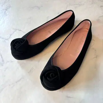 Pretty Ballerinas 로즈 모티브 플랫슈즈 스웨이드