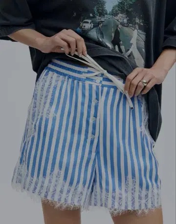 MEDI LACE DOCKING PATTERN SHORTS