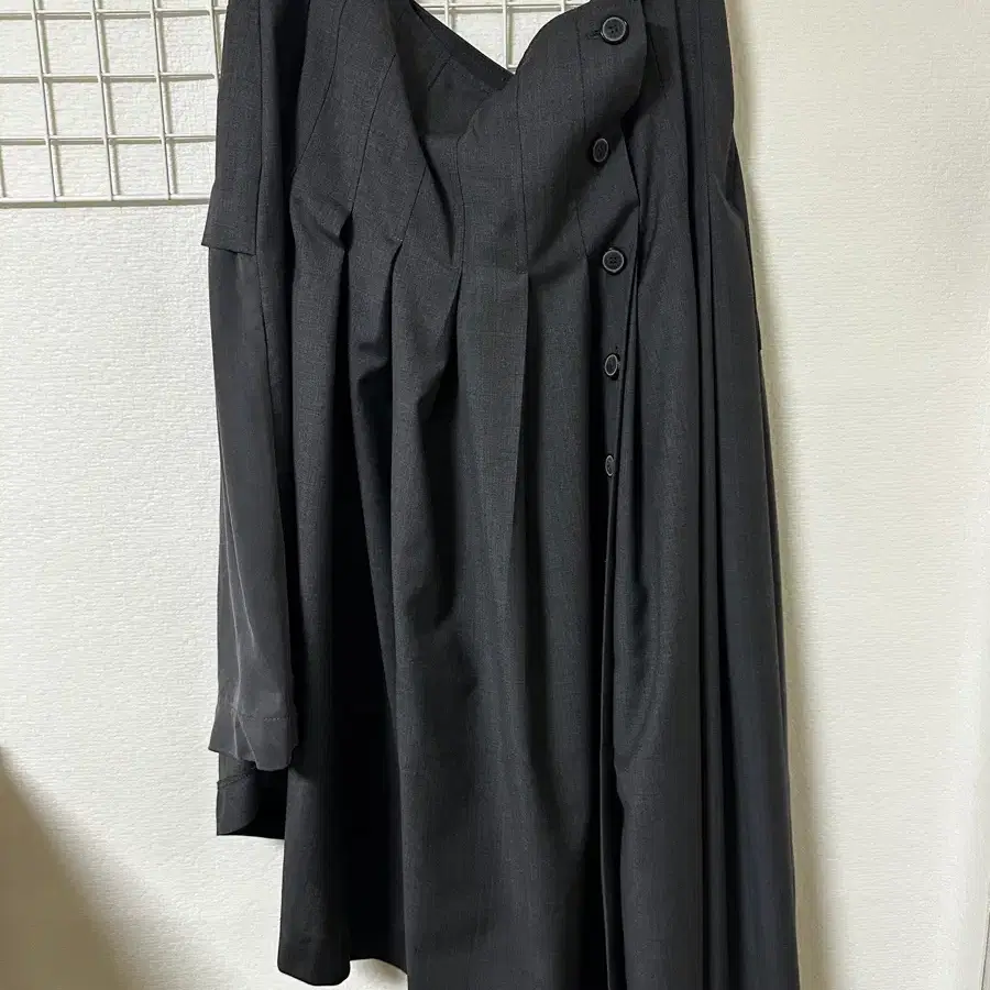 The ilma 25ss unbalanced pleated skirt