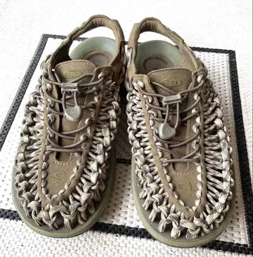 KEEN UNEEK 샌들 올리브 카키