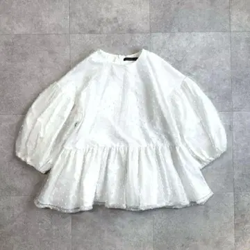트루 바이 마리코 오이카와 도트 오간자 페플럼 블라우스 퍼프 슬리브 반팔