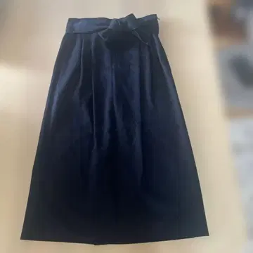 투모로우랜드 볼지 세미 플레어 스커트 네이비 거의 미사용품