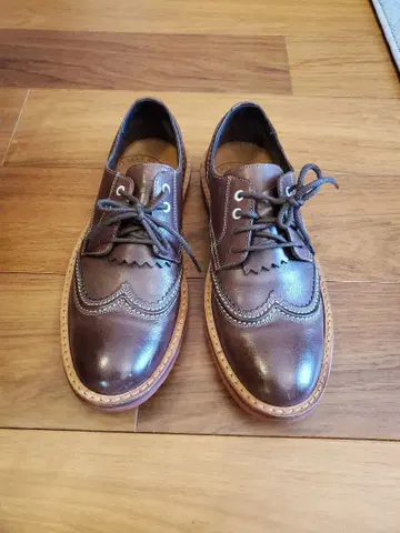 Clarks 윙팁 가죽 신발 다크 브라운