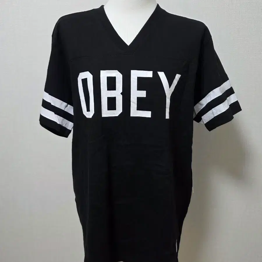 M) OBEY 오베이 브이넥 반팔 새상품