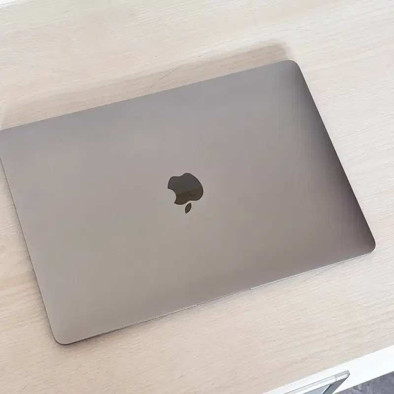 Macbook Air 13인치 / i5 / 8GB RAM / 500GB 저장공간