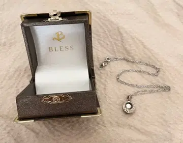 BLESS 목걸이 실버 컬러 스톤 포함