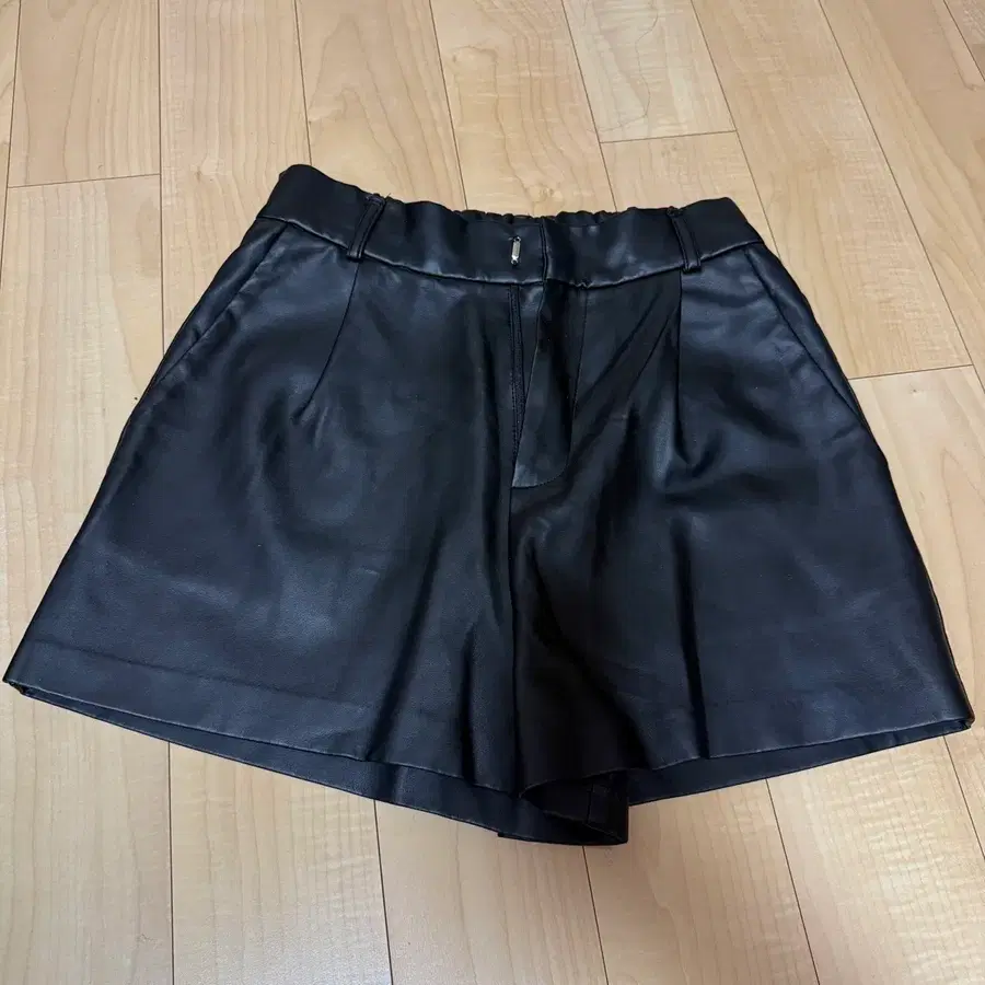 블랙 레더 숏팬츠
