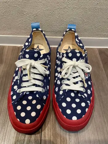 SUPERGA 도트 무늬 스니커즈 네이비 레드