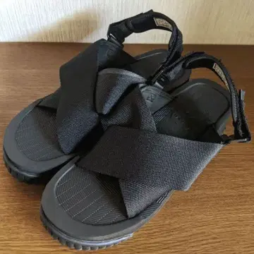 SHAKA 블랙 크로스 벨트 샌들