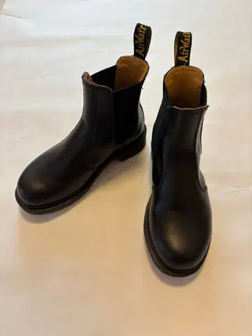 [ 새상품급 ] Dr. Martens 사이드 고어 부츠 블랙