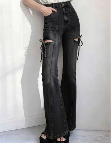 사이드 컷 아웃 리본 데님 플레어 팬츠 블랙 S