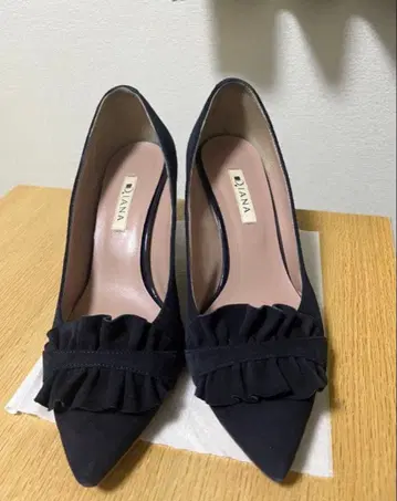 다이애나 프릴 장식 네이비 스웨이드 펌프스